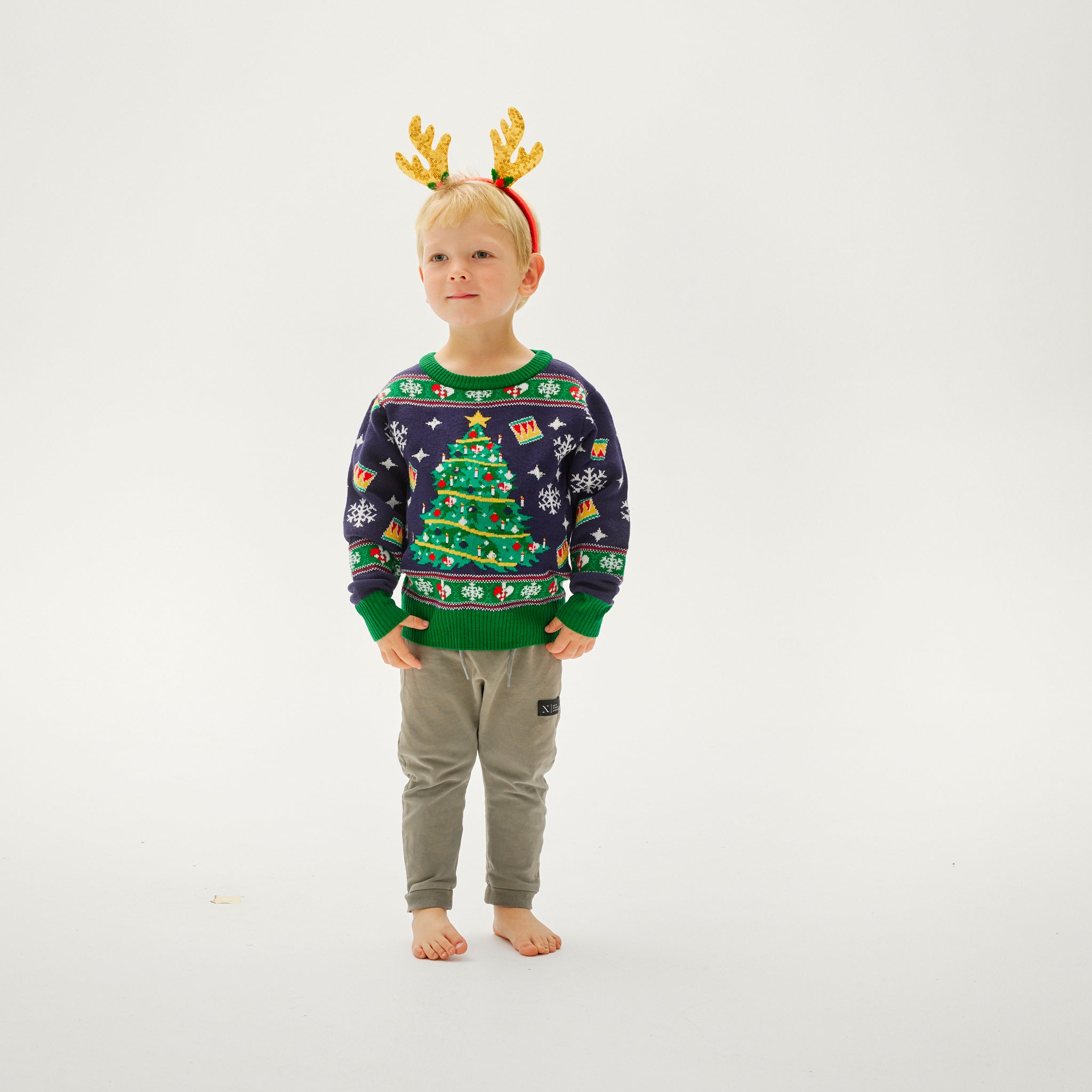 Kinder-Weihnachtspullover mit leuchtendem Weihnachtsbaum in Navy und grünen Bündchen.